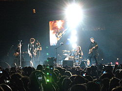 Bunbury al frente de Heroes del Silencio en el concierto de la banda en Sevilla en Octubre del 2007